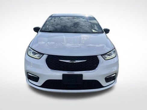 Used 2024 Chrysler Pacifica Touring-L image 11