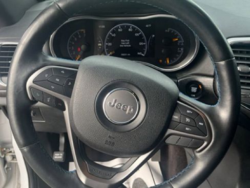 Used 2018 Jeep Grand Cherokee Laredo image 18