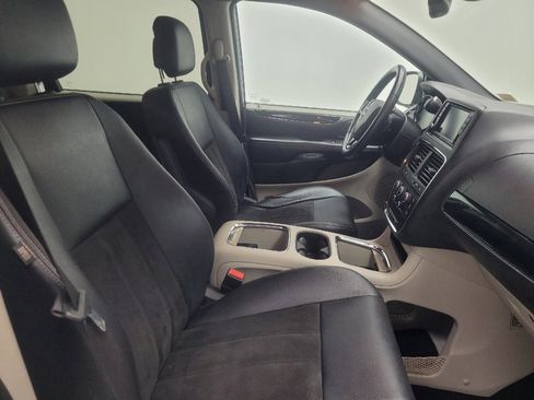 Used 2019 Dodge Grand Caravan SXT FWD image 21