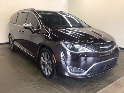 Used 2018 Chrysler Pacifica Limited w/ Tire & Wheel Group FWD image 1