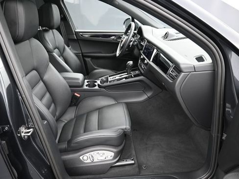 Certified 2026 Porsche Macan AWD/4WD image 29