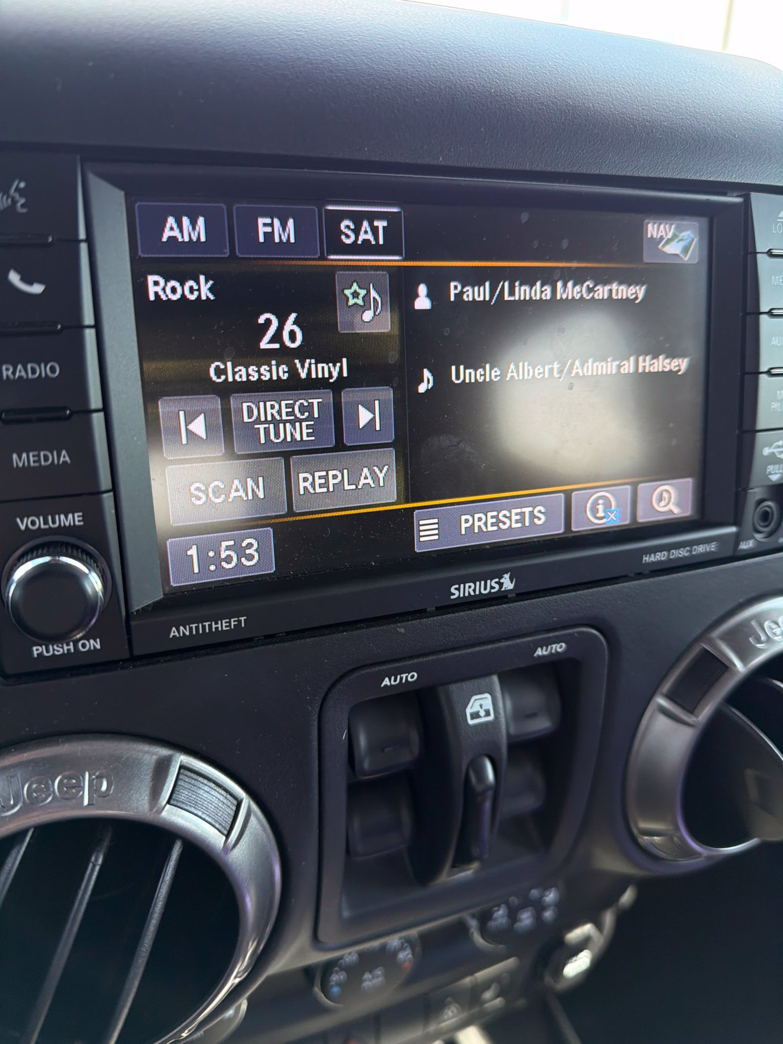 Used 2018 Jeep Wrangler Unlimited Sahara AWD/4WD image 8