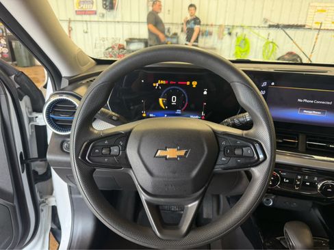 Used 2025 Chevrolet Trax LT FWD image 7