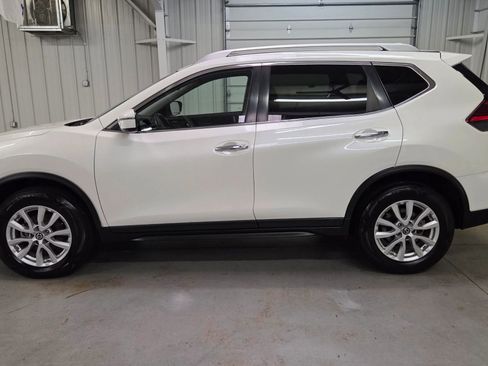 Used 2017 Nissan Rogue SV image 3
