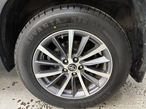 Used 2019 Toyota Highlander XLE AWD/4WD image 29