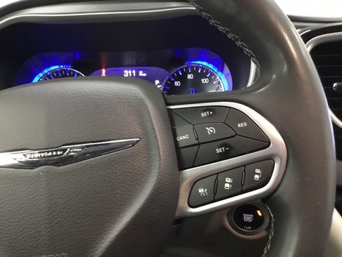 Used 2023 Chrysler Pacifica Touring-L image 39