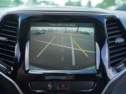 Used 2019 Jeep Cherokee Limited FWD image 27