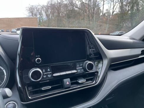 Used 2025 Toyota Highlander LE image 17