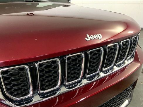Used 2025 Jeep Grand Cherokee Limited AWD/4WD image 28