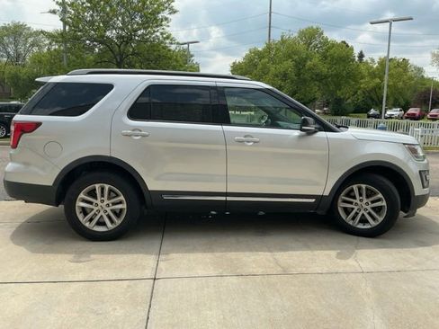 Used 2017 Ford Explorer XLT w/ Equipment Group 201A FWD image 11