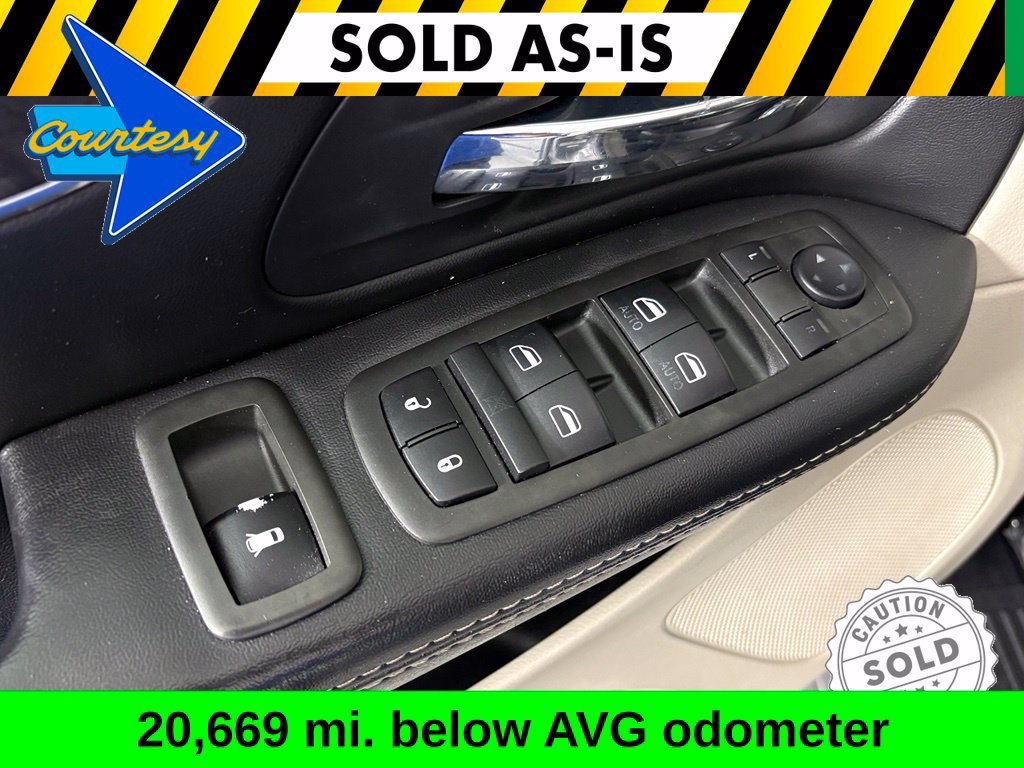 Used 2014 Chrysler Town & Country Touring FWD image 12