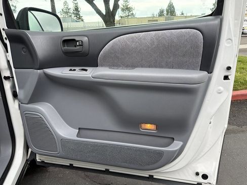 Used 1998 Toyota Sienna LE image 46