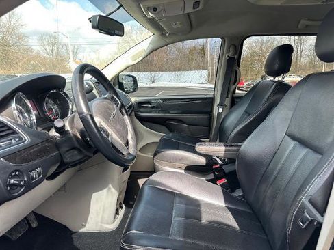 Used 2014 Chrysler Town & Country Touring image 7