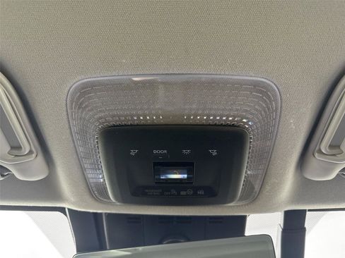 Used 2025 Toyota Prius Plug-In Hybrid image 6