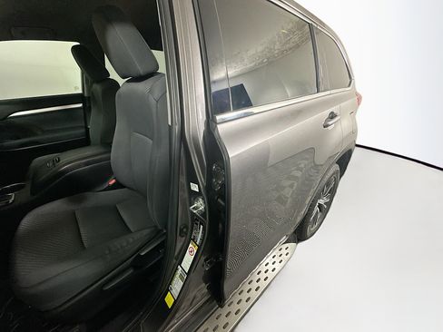 Used 2019 Toyota Highlander LE FWD image 12