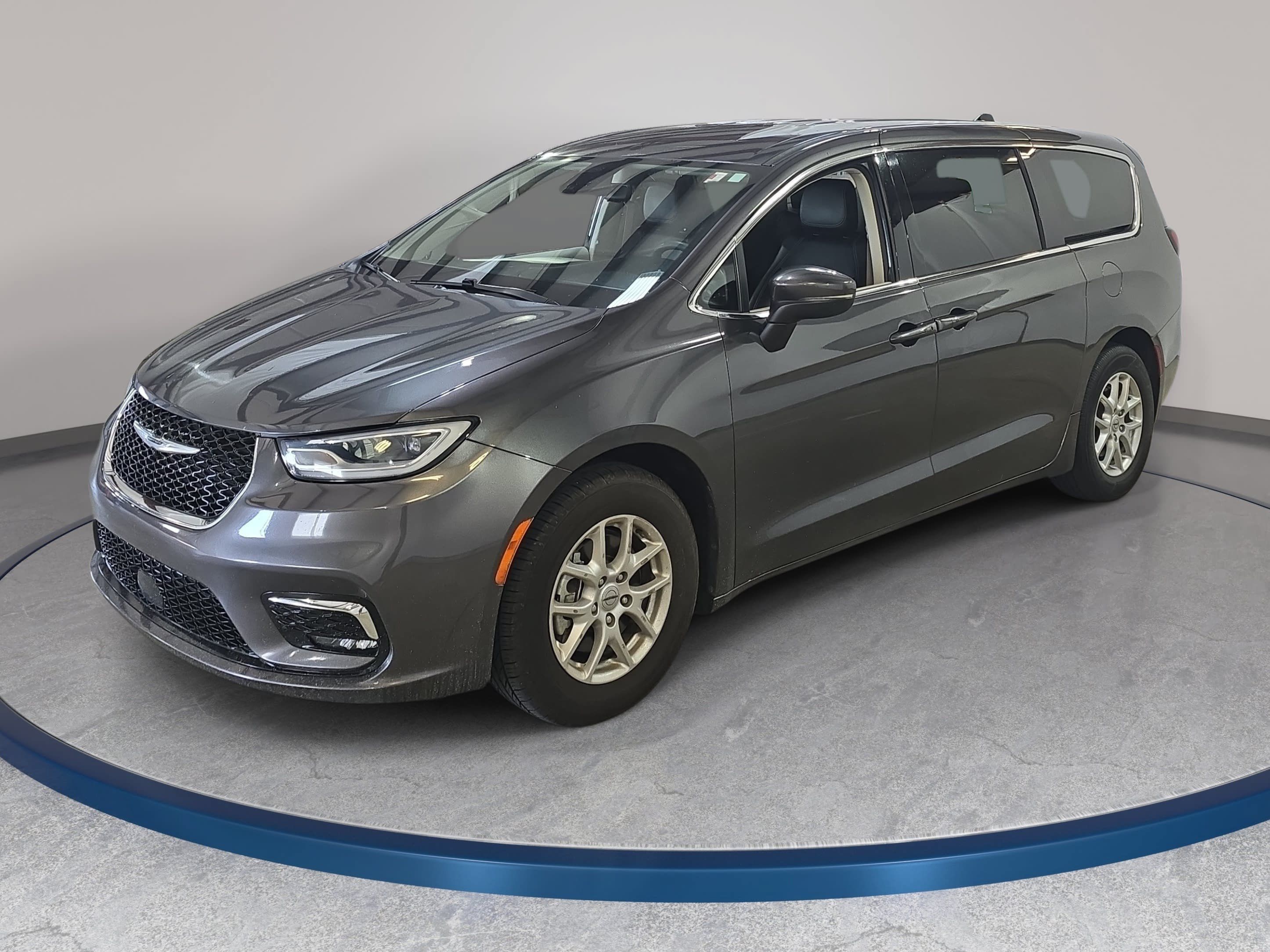 Used 2023 Chrysler Pacifica Touring-L FWD image 1