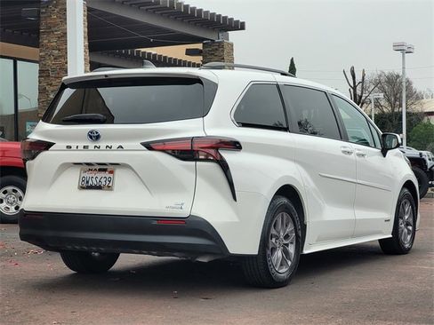 Certified 2021 Toyota Sienna LE w/ LE Plus Package image 6