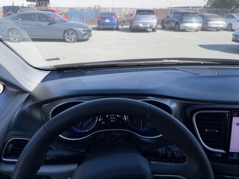 Used 2024 Chrysler Pacifica Touring-L image 25