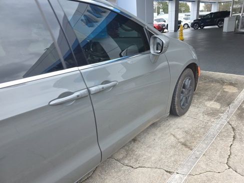 Used 2022 Chrysler Pacifica Touring-L image 9