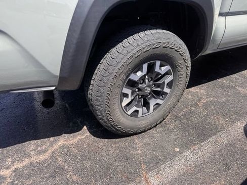 Used 2022 Toyota Tacoma TRD Off-Road w/ Technology Package AWD/4WD image 9