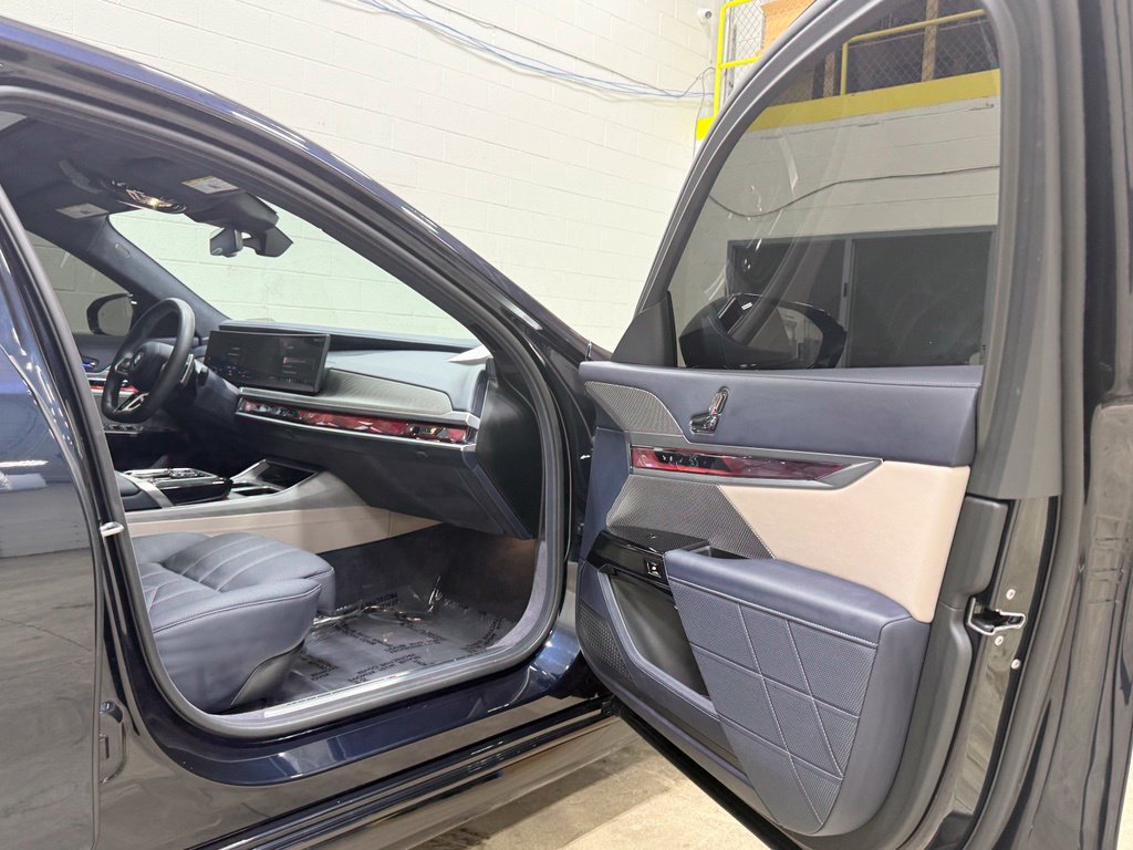 Used 2025 BMW 760i xDrive AWD/4WD image 56