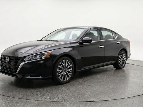 Used 2025 Nissan Altima 2.5 SV FWD image 3