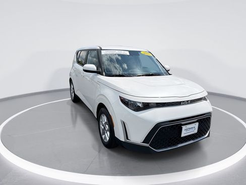 Used 2025 Kia Soul LX w/ LX Technology Package FWD image 2