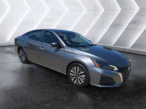 Used 2025 Nissan Altima 2.5 SV FWD image 3