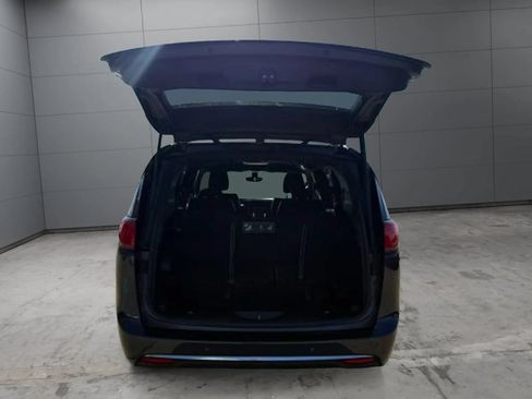 Used 2020 Chrysler Pacifica Touring-L FWD image 5