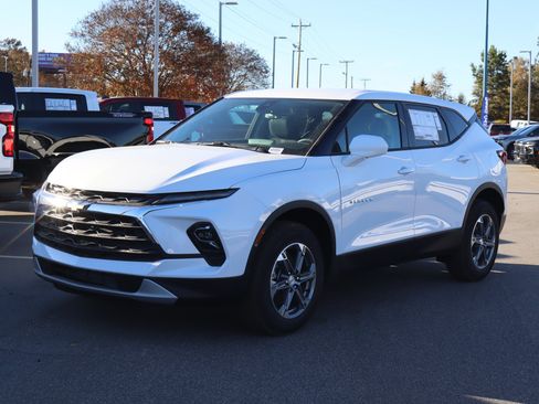 Used 2025 Chevrolet Blazer LT FWD image 3
