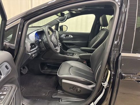 Used 2026 Chrysler Pacifica Limited FWD image 17