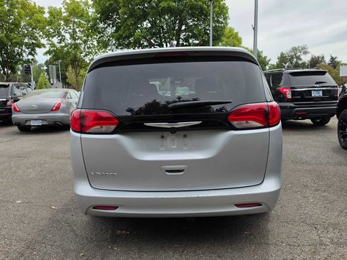 Used 2023 Chrysler Voyager LX FWD image 3