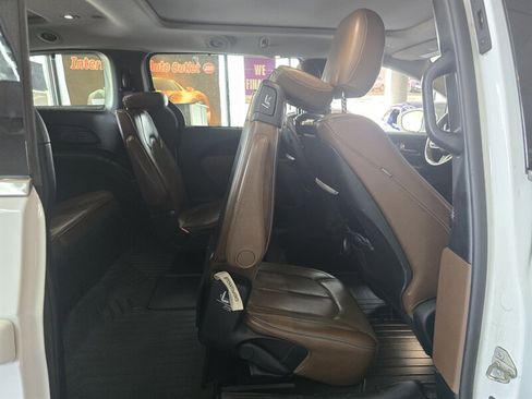 Used 2018 Chrysler Pacifica Limited image 18