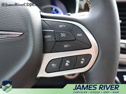 Used 2023 Chrysler Pacifica Pinnacle FWD image 28