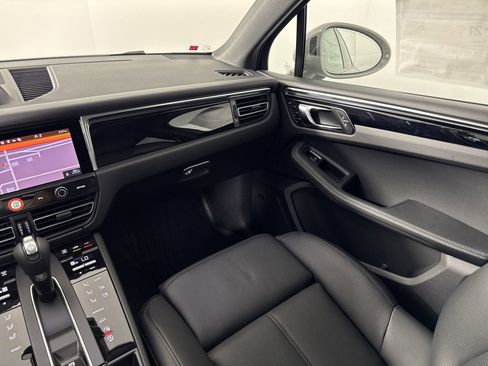 Certified 2025 Porsche Macan image 28