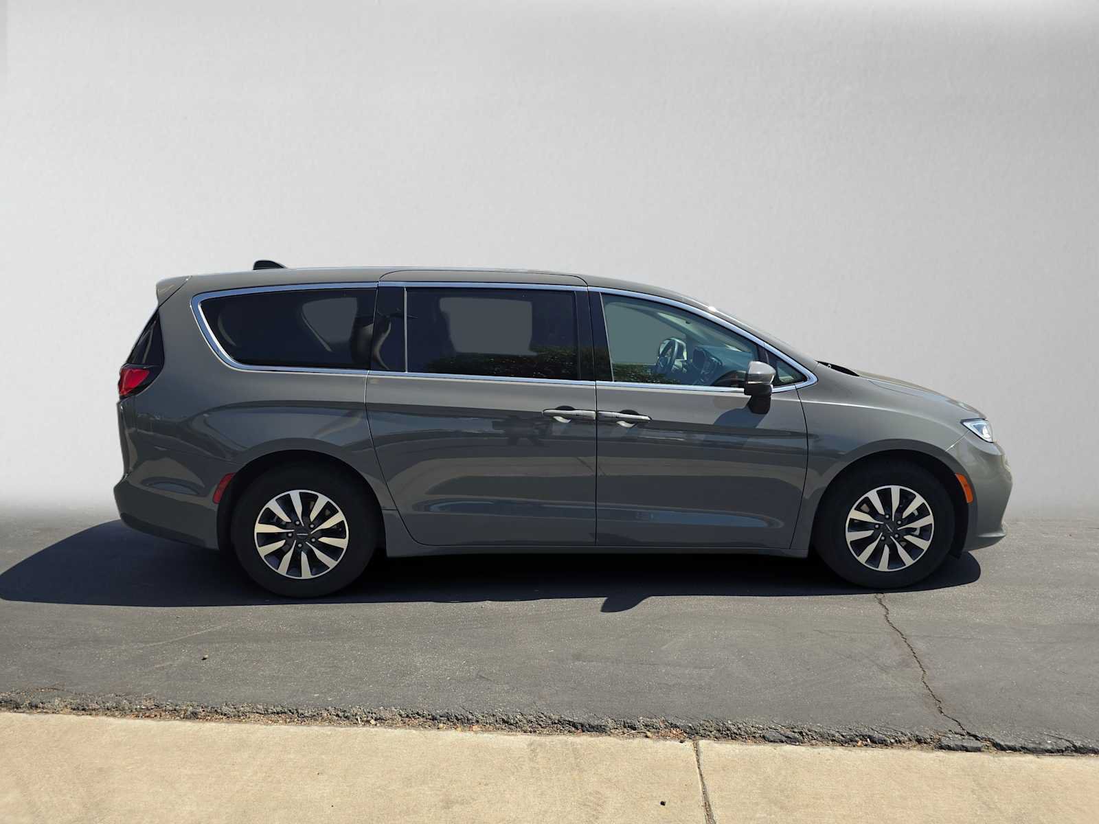 Used 2023 Chrysler Pacifica Touring-L FWD image 2