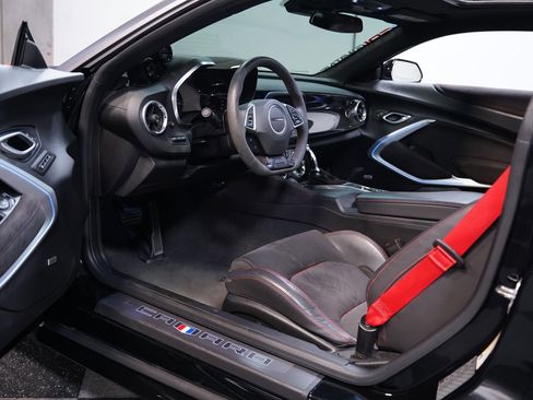 Used 2018 Chevrolet Camaro ZL1 image 4