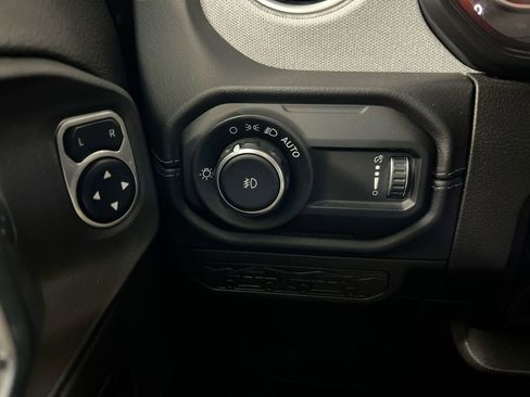 Used 2025 Jeep Wrangler Unlimited Sahara AWD/4WD image 18