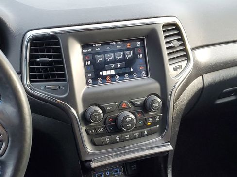 Used 2018 Jeep Grand Cherokee Laredo image 32