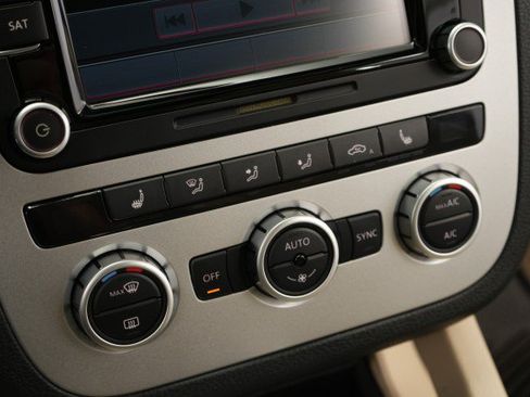 Used 2013 Volkswagen Eos Komfort FWD image 48