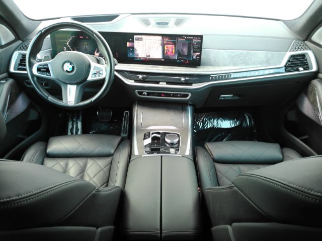 Used 2023 BMW X7 xDrive40i w/ M Sport Package AWD/4WD image 2