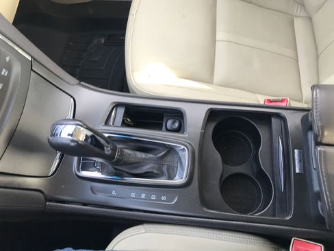 Used 2013 Lincoln MKS Sedan 4D image 28