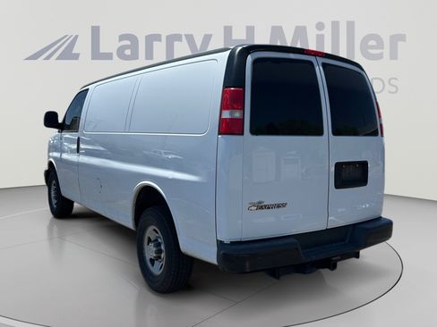 Used 2017 Chevrolet Express 2500 RWD image 3