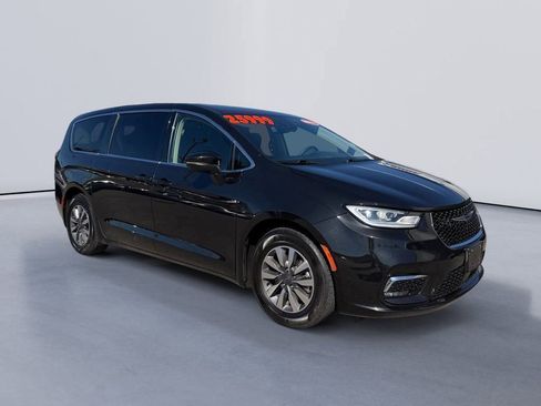 Used 2023 Chrysler Pacifica Touring-L image 1