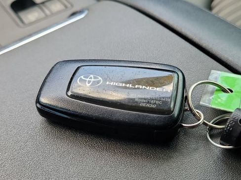 Used 2022 Toyota Highlander XSE FWD image 39