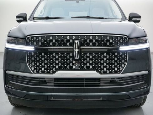 Used 2025 Lincoln Navigator Reserve image 13