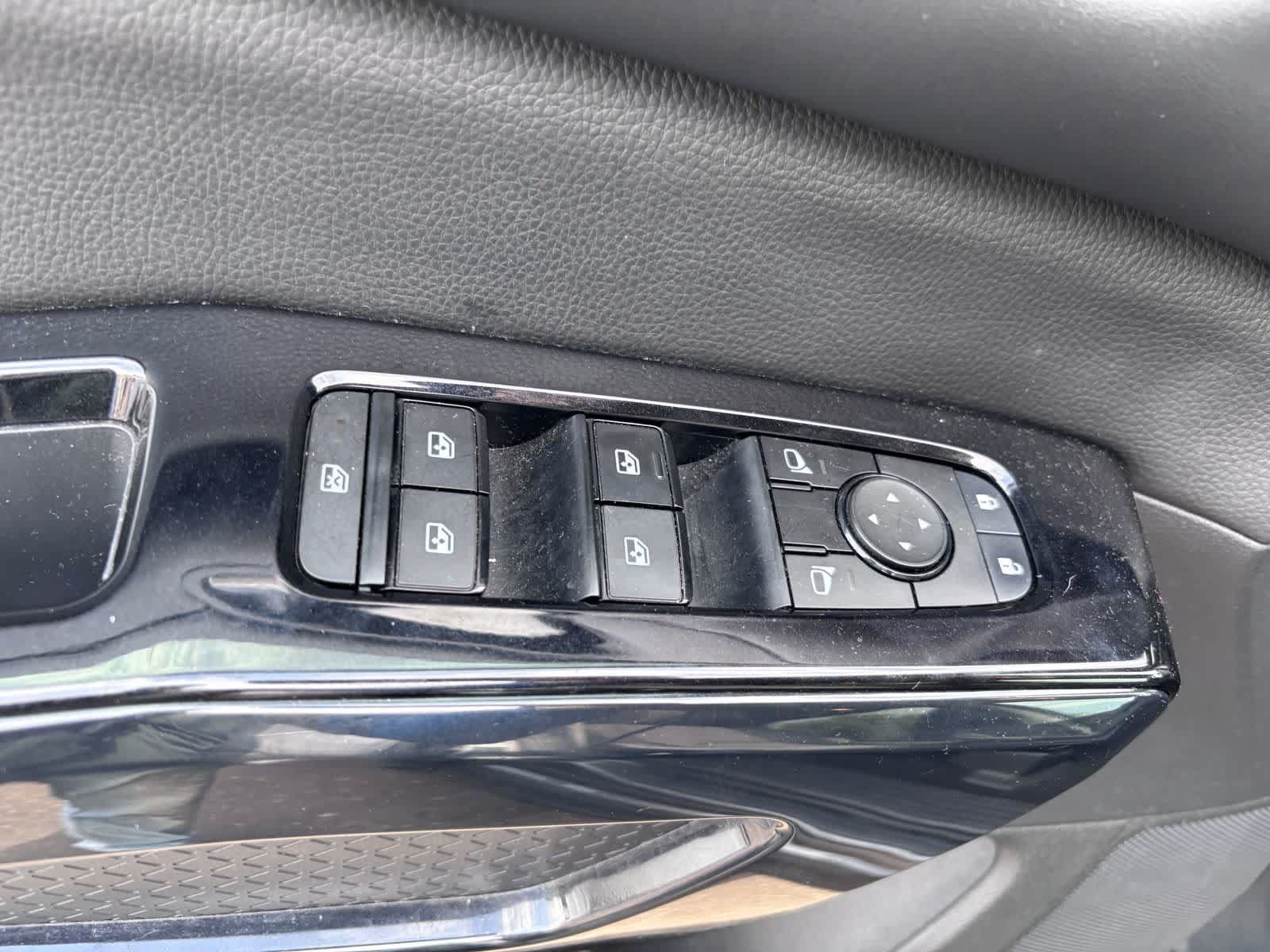 Used 2022 Nissan Pathfinder SV FWD image 16