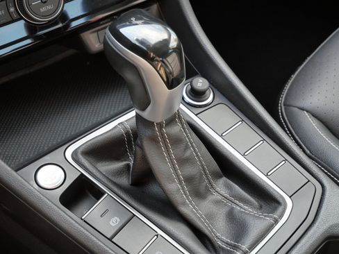 Certified 2024 Volkswagen Jetta SE image 25