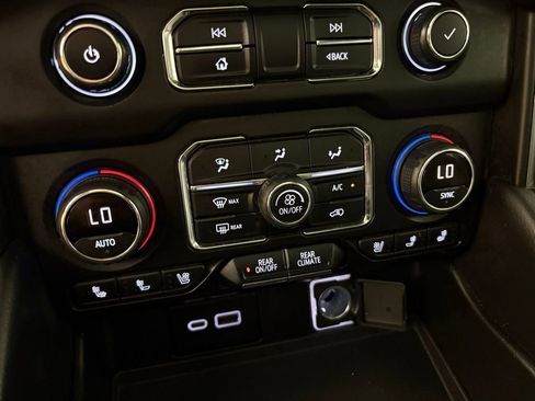 Used 2021 Chevrolet Tahoe Premier w/ Premium Package image 36