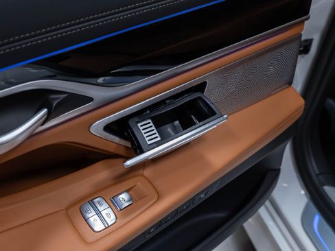 Used 2022 BMW ALPINA B7 xDrive AWD/4WD image 18